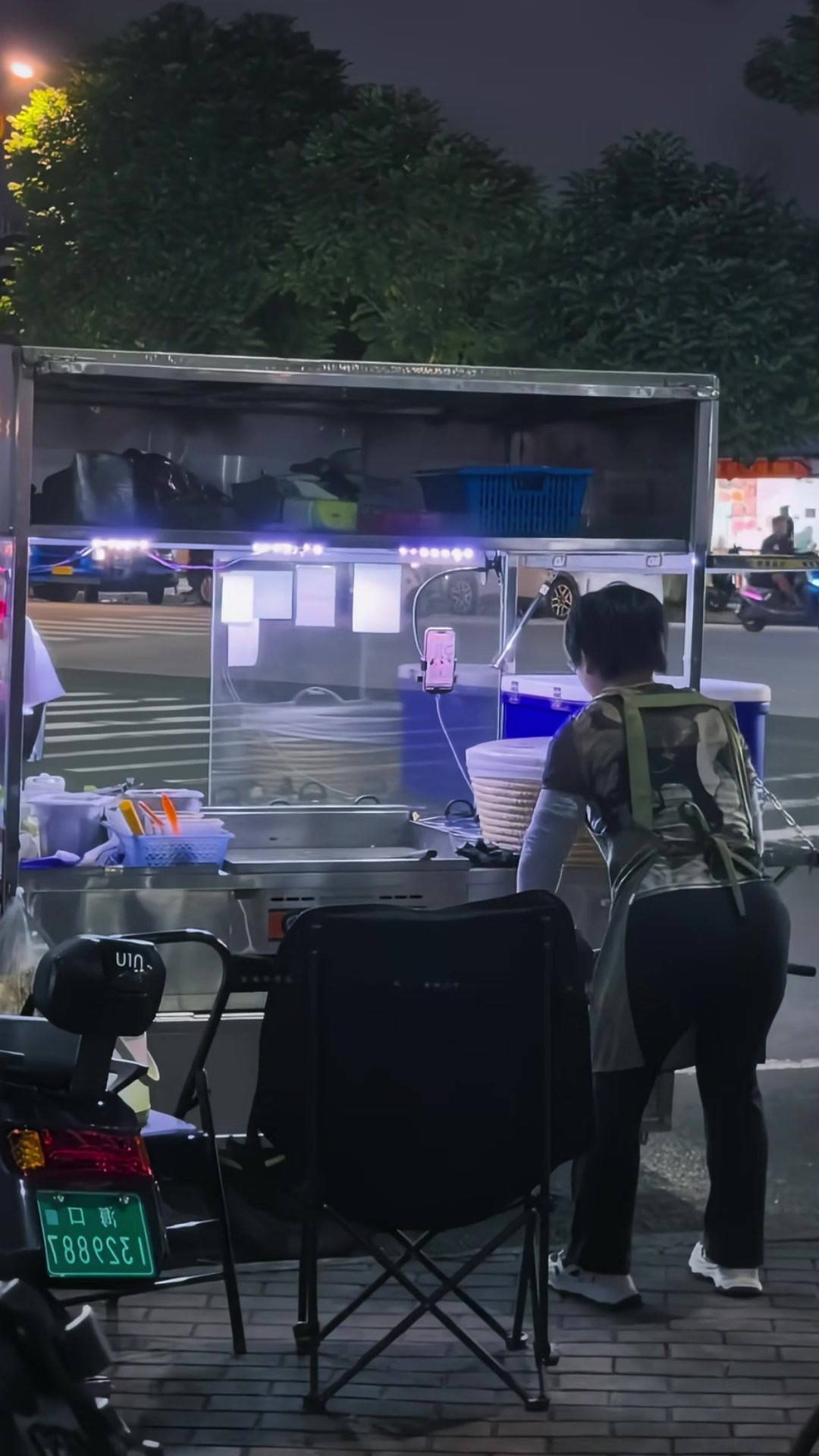 夜市摊主的自律时刻，谋生健身两不误，想锻炼哪里都是健身房