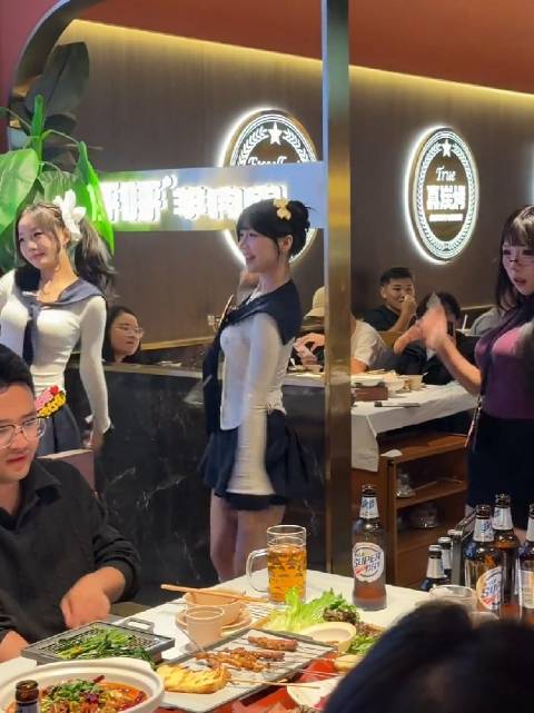 现在都这么内卷了吗？饭店也开始有美女跳舞了，这下谁还去ktv  ​​​