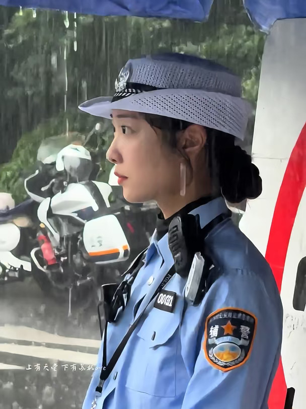 大雨中仍在站岗执勤的兔子警官#杭州交警#兔子警官#李语蔚