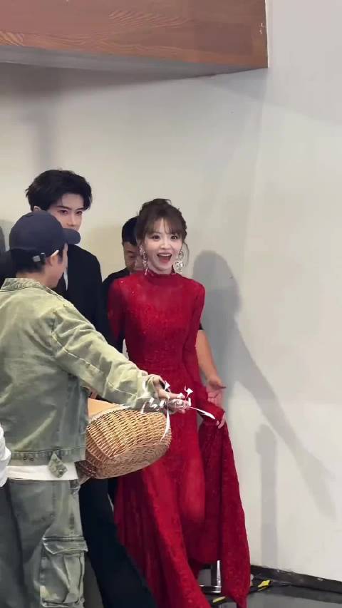 #闫桉田曦薇同框#围观下啦，闫桉田曦薇同框，好暖啊