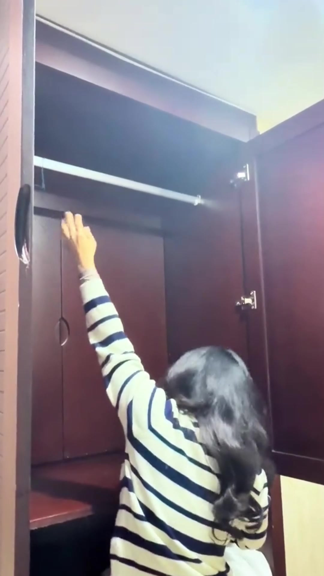 长白山酒店对矮子太不友好了，拿衣架还得蹦起来，你倒是站起来呀