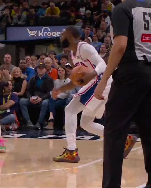 没太看懂，这球竟然给了违例？#nba新视角##NBA[超话]#  ​​​