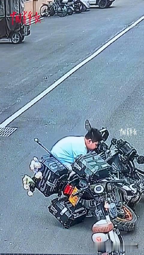 #车主想奖励27次扶车男孩1套试卷#【双向奔赴的善良！#12岁男孩撞倒4万摩托尝试扶27次#，车主：