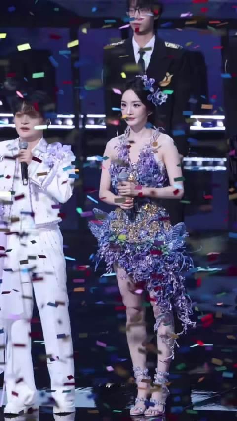 杨幂周深两个活宝又同台了！一起抓彩带玩，下台时周深跟着杨幂想扶着她，结果杨幂迷路了，最后杨幂双手扶着