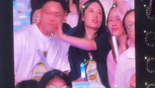 有人说萧敬腾演唱会，这对情侣已经分手也有人说是生理性厌恶其实讨厌一个人