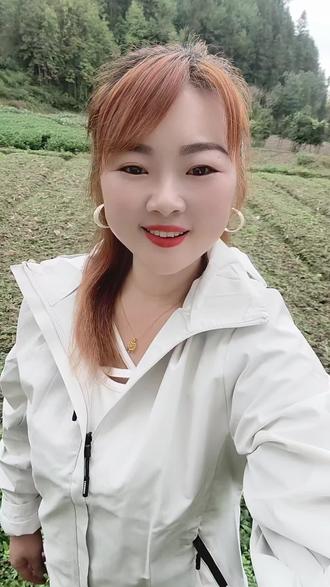 如果累了就回故乡去山野里走一趟，让那红彤彤的夕阳伴着蝉儿在歌唱,有些话讲一讲，有些人望一望，望着那月