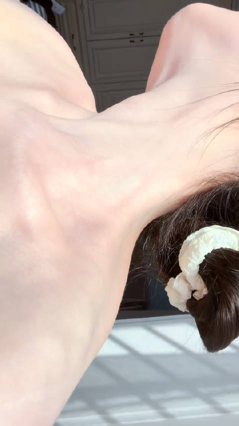 在阳光下看，皮肤真的像书里写的那样，像天鹅绒一样闪闪发光