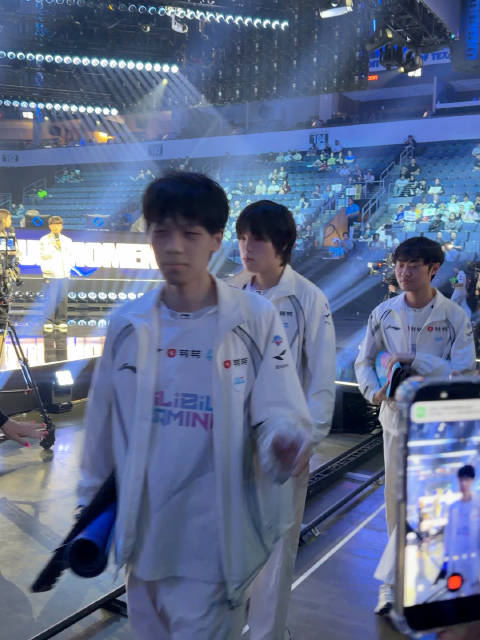 #blg对战kc# 上台调试设备的blg选手们#s16最前线##英雄联盟s16#  ​​​