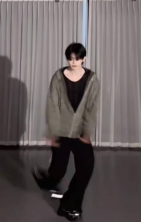 #演员云旗[超话]##云旗 一会儿有个舞跳给你们看##云旗# ☁️#向全世界安利云旗##云旗跳了神之