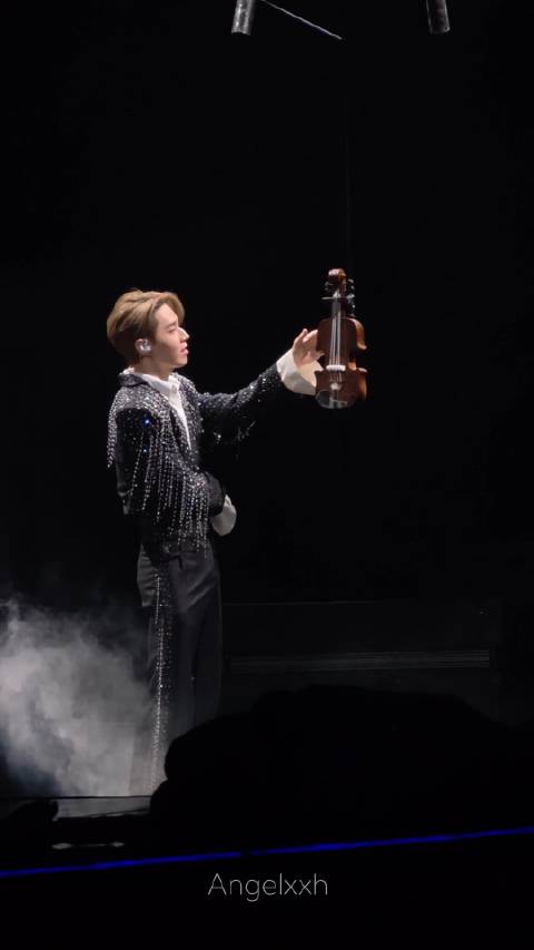#刘宪华演唱会小提琴被调包了# 生日场的演唱会惊喜不断，最爱的小提琴🎻蛋糕喜欢吗[嘻嘻][么么哒]@