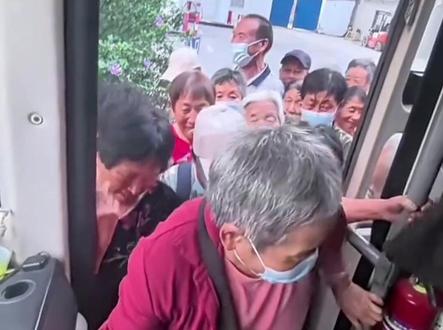 老年人不上班为什么还有挤公交？