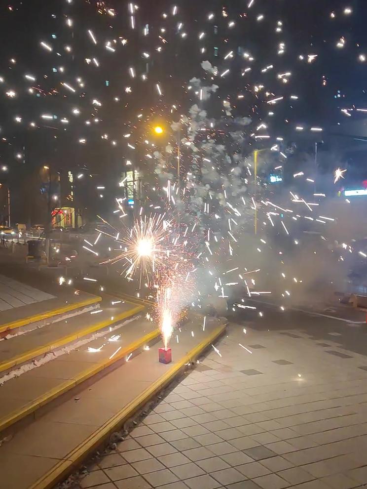 这烟花不错，近2分钟！ 大家新年快乐，万事顺心！