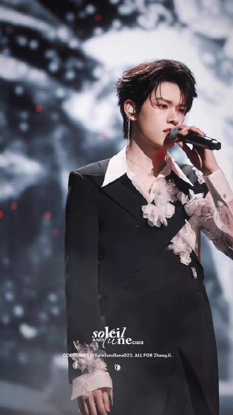 张极 🔶#张极一路向海的少年#🔶#张极05后第一男歌手#𝐉𝐄𝐑𝐄𝐌𝐘张极英文抒情舞台引爆聆听 🔑红酒