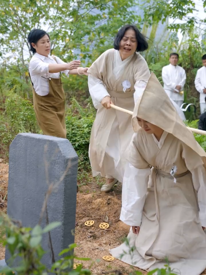 空等二十年娃娃亲，母亲却为彩礼逼她嫁给别人