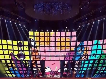 2017 跨年夜，李小璐贾乃亮同台对唱，男方全程冷脸耐人寻味
