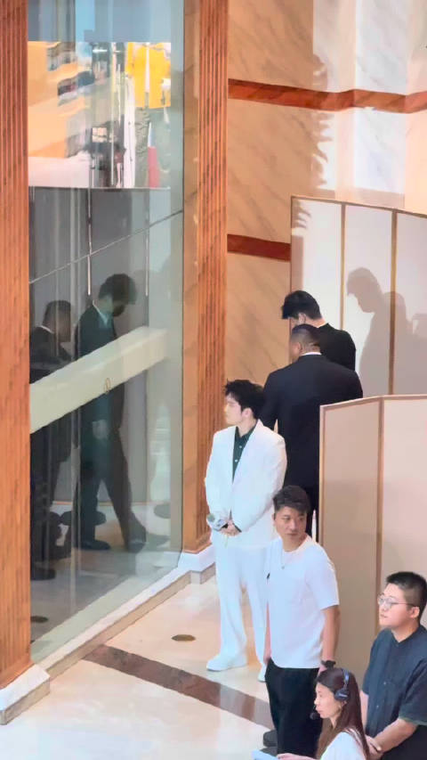 #樊振东用荒诞形容首次诺坎普之旅##樊振东被巴萨球迷投诉# 樊振东的首次诺坎普观赛之旅虽然荒诞，但也