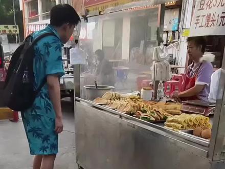 假装高度近视去买东西       这波自己都绷不住了