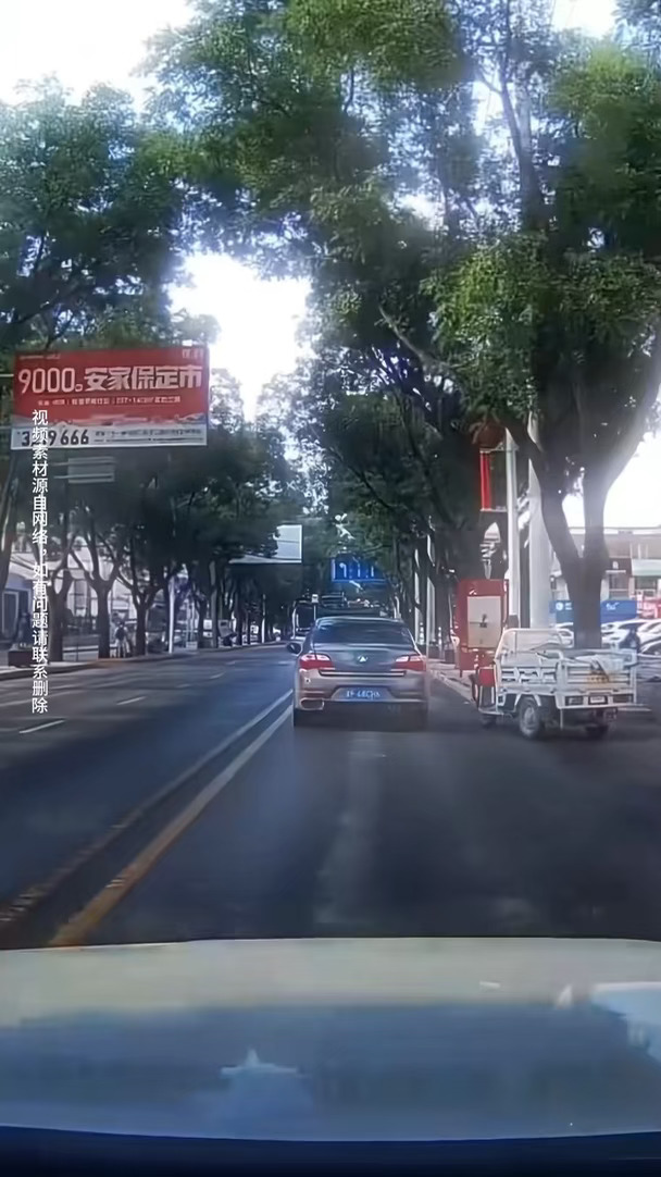 老爷子骑车不在意，西红柿撒了一路，车主们纷纷下车帮其抬车捡柿子#弘扬正能量  #好人好事  #高考祝