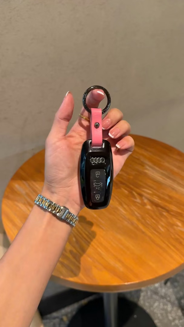 来来来！看我新入手的奥迪黑武士钥匙套🖤💖