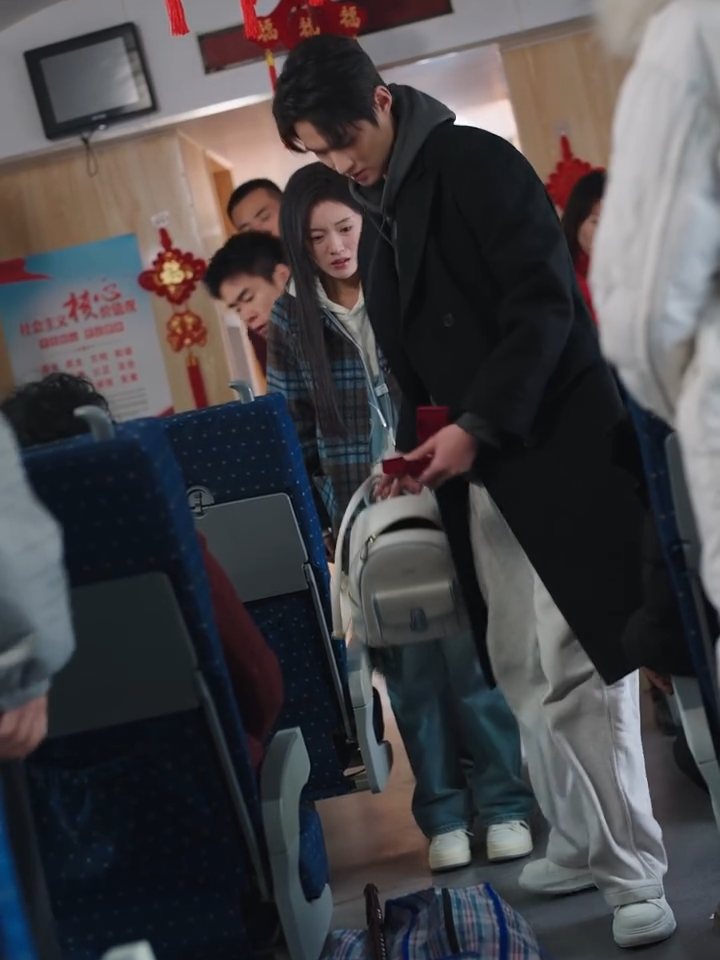 她返乡遇无票霸座大妈，手镯项链被摔坏，男友父亲出面反被诬陷