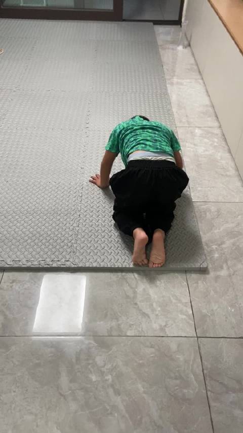 弟弟的翻斗云进步肉眼可见，动作越来越熟练，可以自如来回翻滚。 反观哥哥平时练习得比较少，许久没练，都
