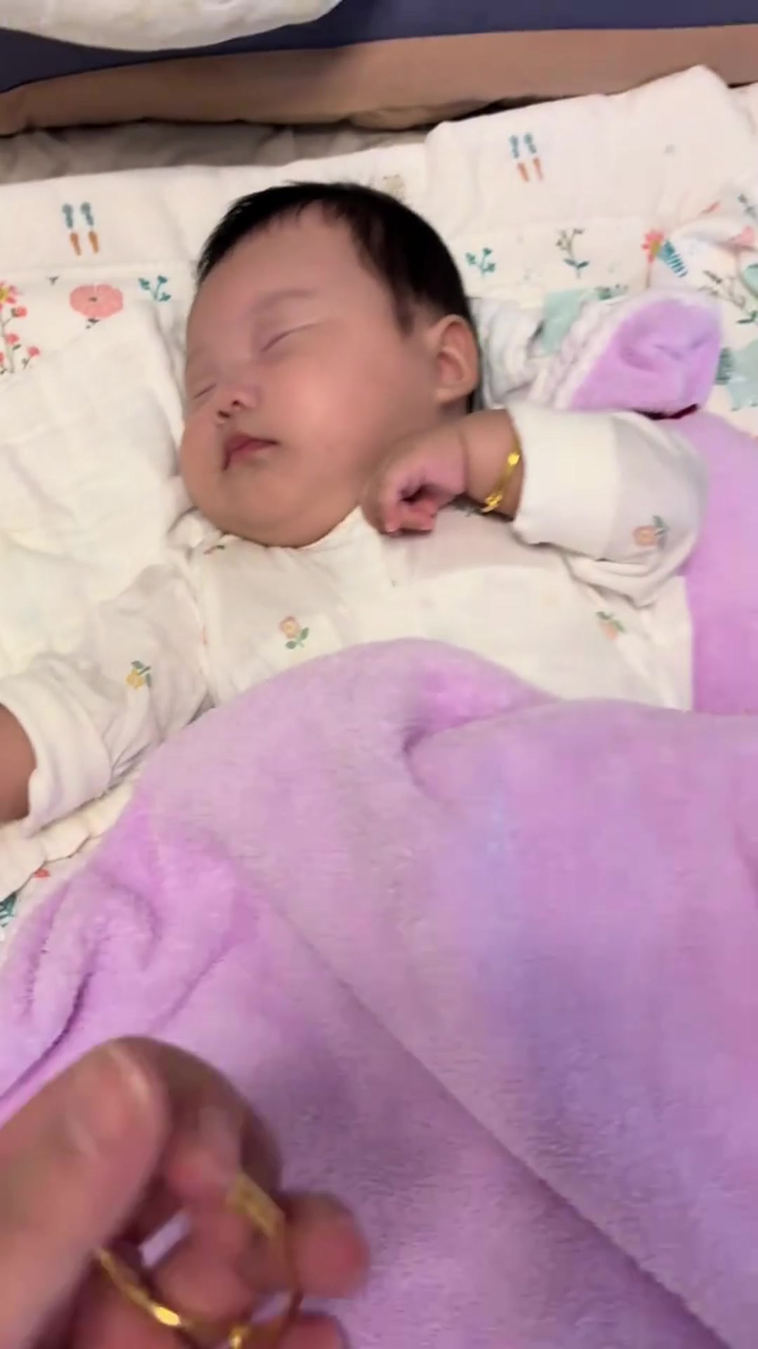 宝妈趁孩子睡着撸金手镯，娃：拿一个就行了，你有点贪心了