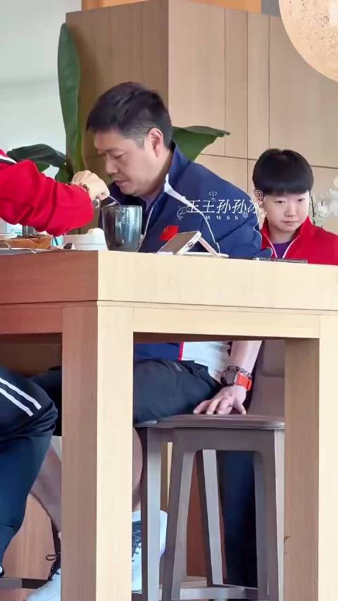 CoCo真好 提前给徒弟占座，莎莎吃得可美了～小朋友坐高脚凳 小jio晃呀晃够不到地  ​​​