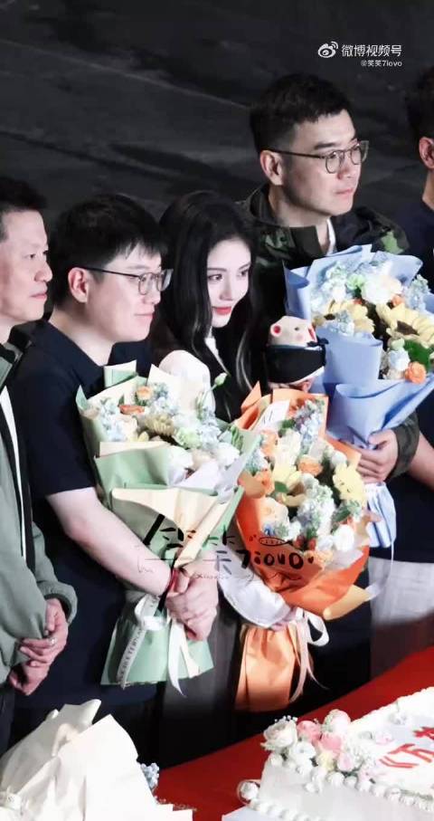 杀青快乐#鞠婧祎杀青一手捧花一手拿鼠##鞠婧祎杀青鼠鼠都穿上了西装# ​​​  ​​​