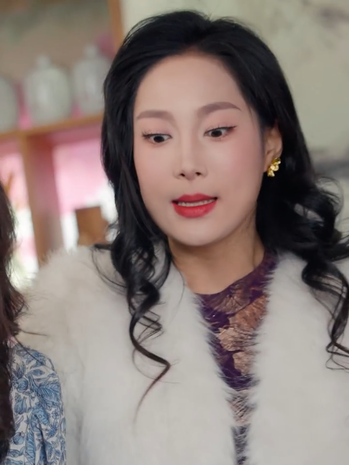 女人打三份工养家，母亲装病二十年只为榨干她