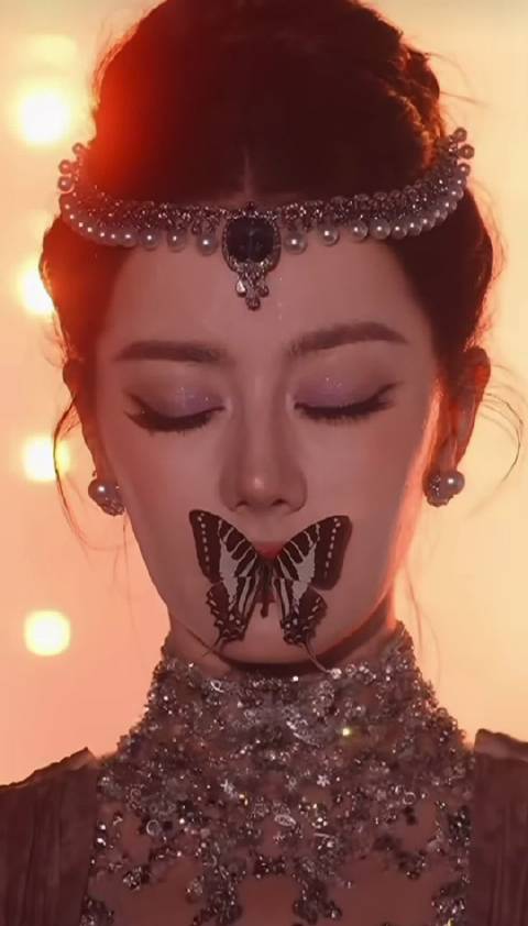 #迪丽热巴 毯神#迪丽热巴 毯神！雨中嘴叼蝴蝶开毯🔥10月23日VOGUE盛典，迪丽热巴开毯登场