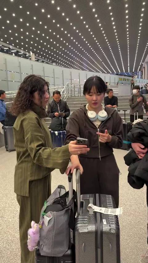 #张本智和兄妹抵达塔什干#亚锦赛临近机场路透