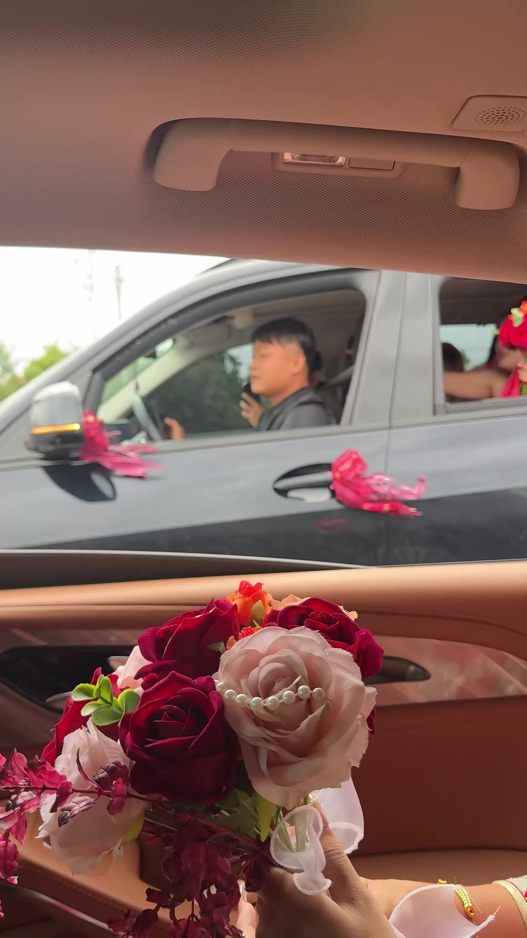 双向送祝福，婚礼当天偶遇新人互换手捧花，祝愿我们全都幸福翻倍