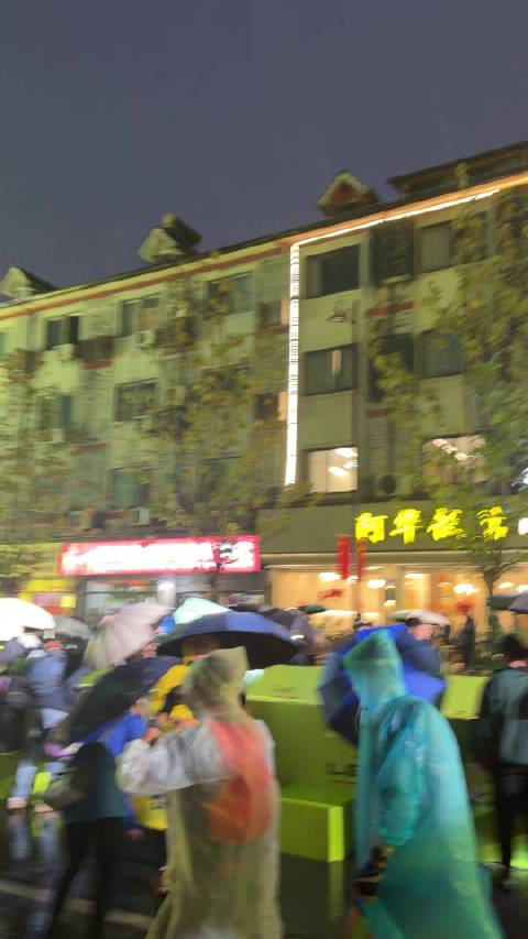 莫干山100公里组，第一枪下午六点开始。冒着大雨和黑夜进山，还好我是50公里