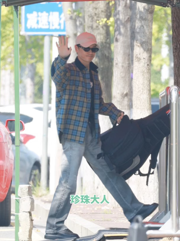 10.12曹骏披哥上班
