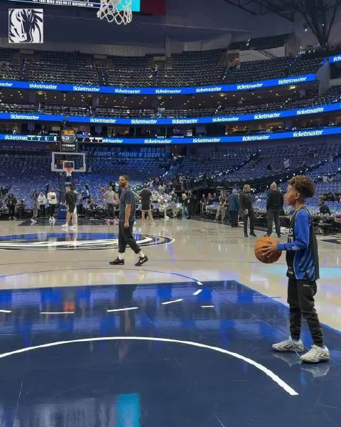 赛前热身必备节目✈️#达拉斯独行侠[超话]# ｜#mffl# ｜#独行侠vs马刺#  ​​​