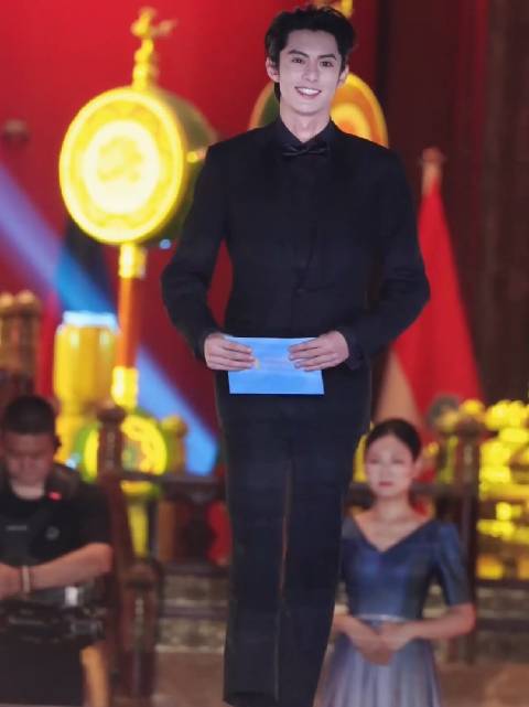 #王鹤棣[超话]#[心]#王鹤棣# 早上好，今天起来暂时还没有看到黑热搜，腰也不酸了腿也不疼了，整个