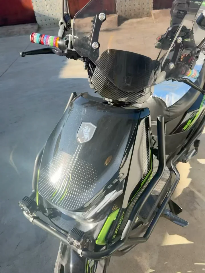 黑骑士b5plus，个人车，加装音响、暴力风扇、射灯、磁吸手机支架、挡风板、小日子反光镜，原厂反光镜