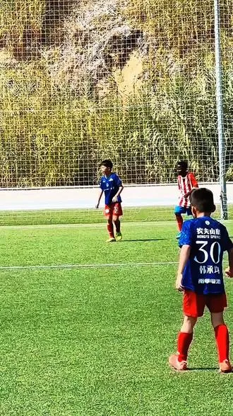 ⚽进球转身就走！乔治那份超乎年龄的冷静从何而来