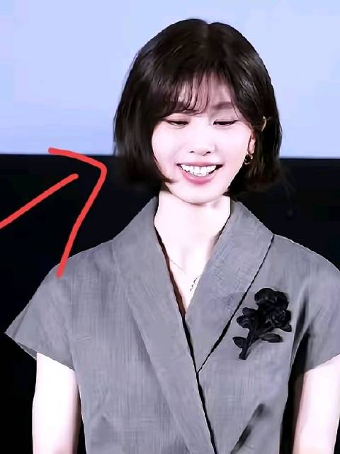 我一个理发师朋友看到刘诗诗《醉梦》路演的短发和我说了句大实话：你可不要剪这种短发，脸不够啊