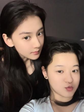 相差8岁的亲姐妹 一直试图在找到底哪里长得像的证据😂