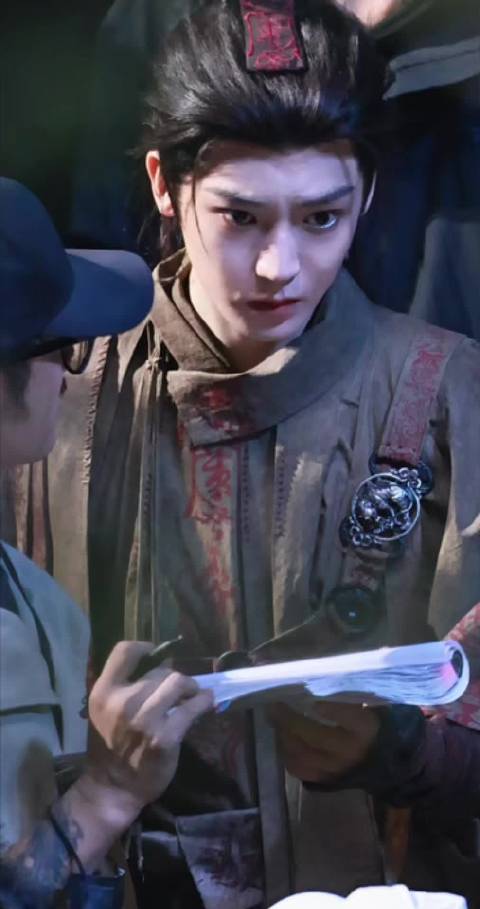 #侯明昊[超话]#   有的人在兢兢业业工作 有的人在阴沟里当老鼠 看到我们明昊即使在夜晚也很明媚呀