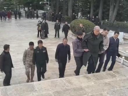 95 岁傅全有上将祭拜战友，步履蹒跚：或许是最后一次来了
