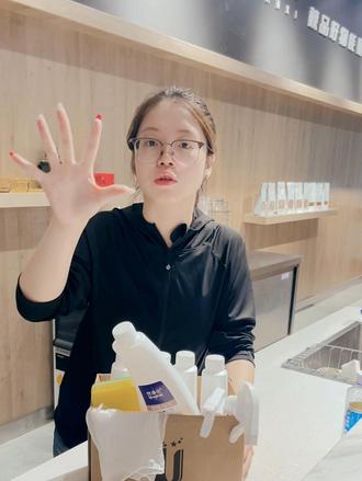 强效去油污，陈年油垢轻松去除 不用钢丝球大力刷洗，避免刮花灶台漆面，重油污轻松处理还不留水印。