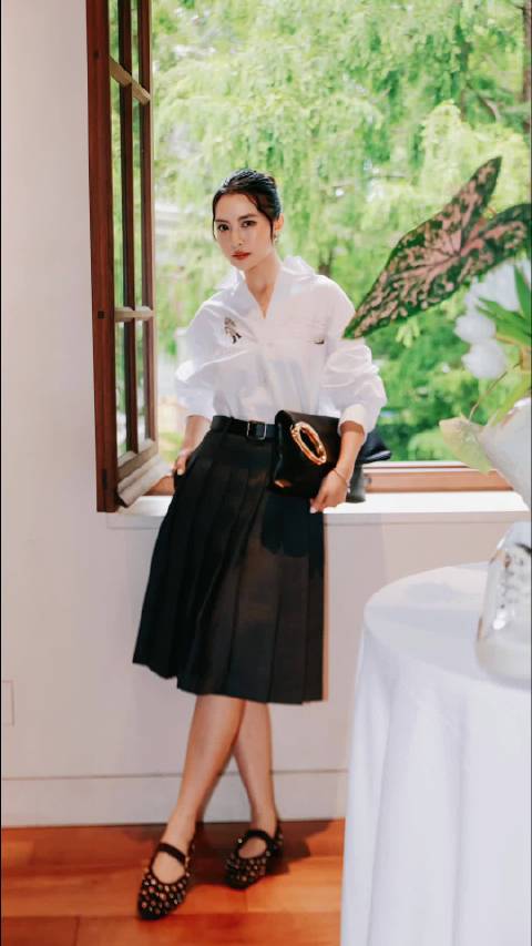 上海梧桐下的老洋房里🏠赴了一场属于秋日的约会🍸斑驳木窗、柔暖光影
