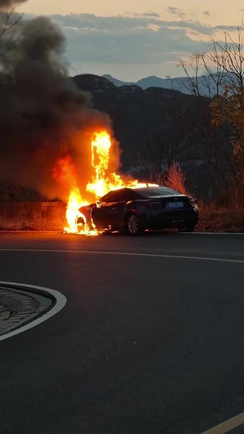 风干物燥跑山尤其小心碰撞失火#大v聊车##汽车改装##汽车文化#  ​​​