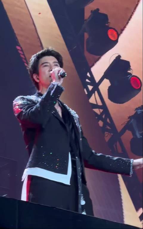 #王力宏力赞披哥在梅边舞台#  王力宏点赞披哥《在梅边》舞台，可最夯还是演唱会原版！05年的歌21年