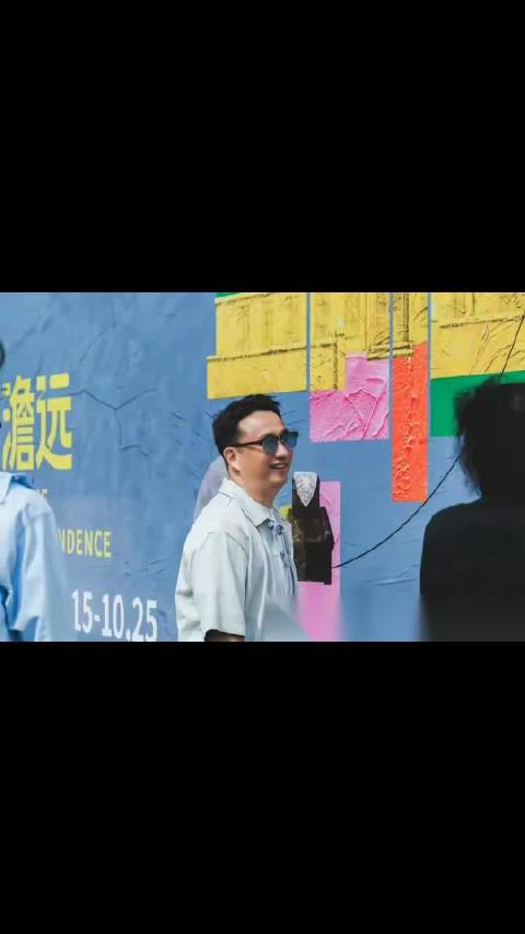 那个被说“江郎才尽”的人，蹲在乌镇剧场里，把一排椅子挨个坐了一遍 黄磊蹲下去，一屁股坐进那把黑色折叠