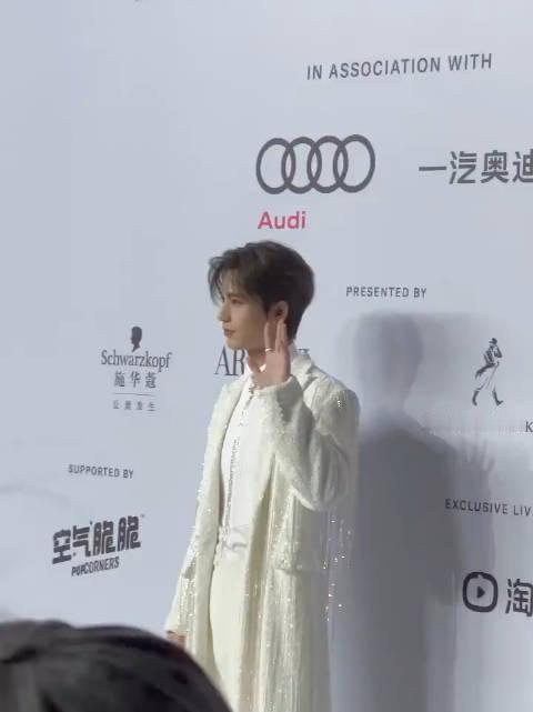 早期长刘海脸蛋太绝美了 流苏闪光白西装加持下谁家的白马王子