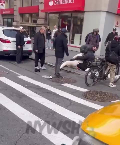 一条比特犬在街上想要吃掉一个婴儿[衰][衰][衰]  ​​​