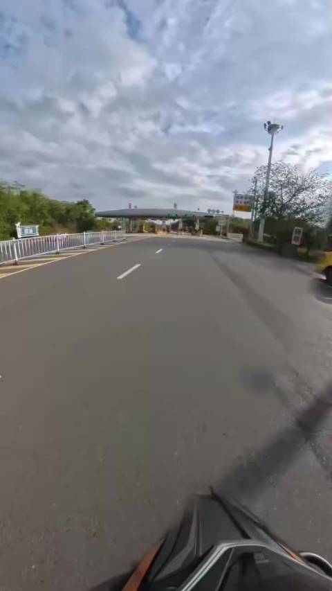 两个法盲的碰撞…骑摩托车在禁上高速路段硬要闯卡，工作人员拿电动油锯阻拦[费解][费解]